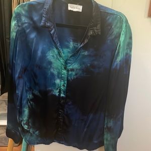 Bella Dahl blouse made of viscose and rayon.